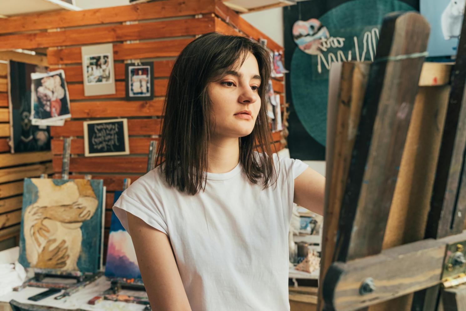 Студент малює натюрморт олівцем, зосередившись на деталях та тінях