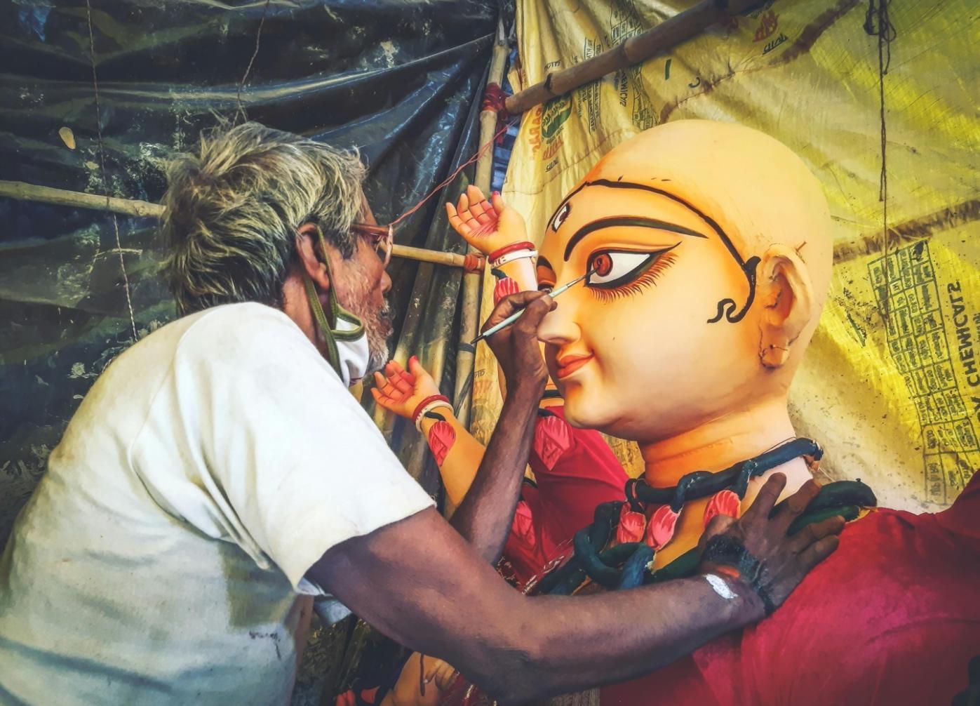 Студенти опрацьовують техніку штрихування