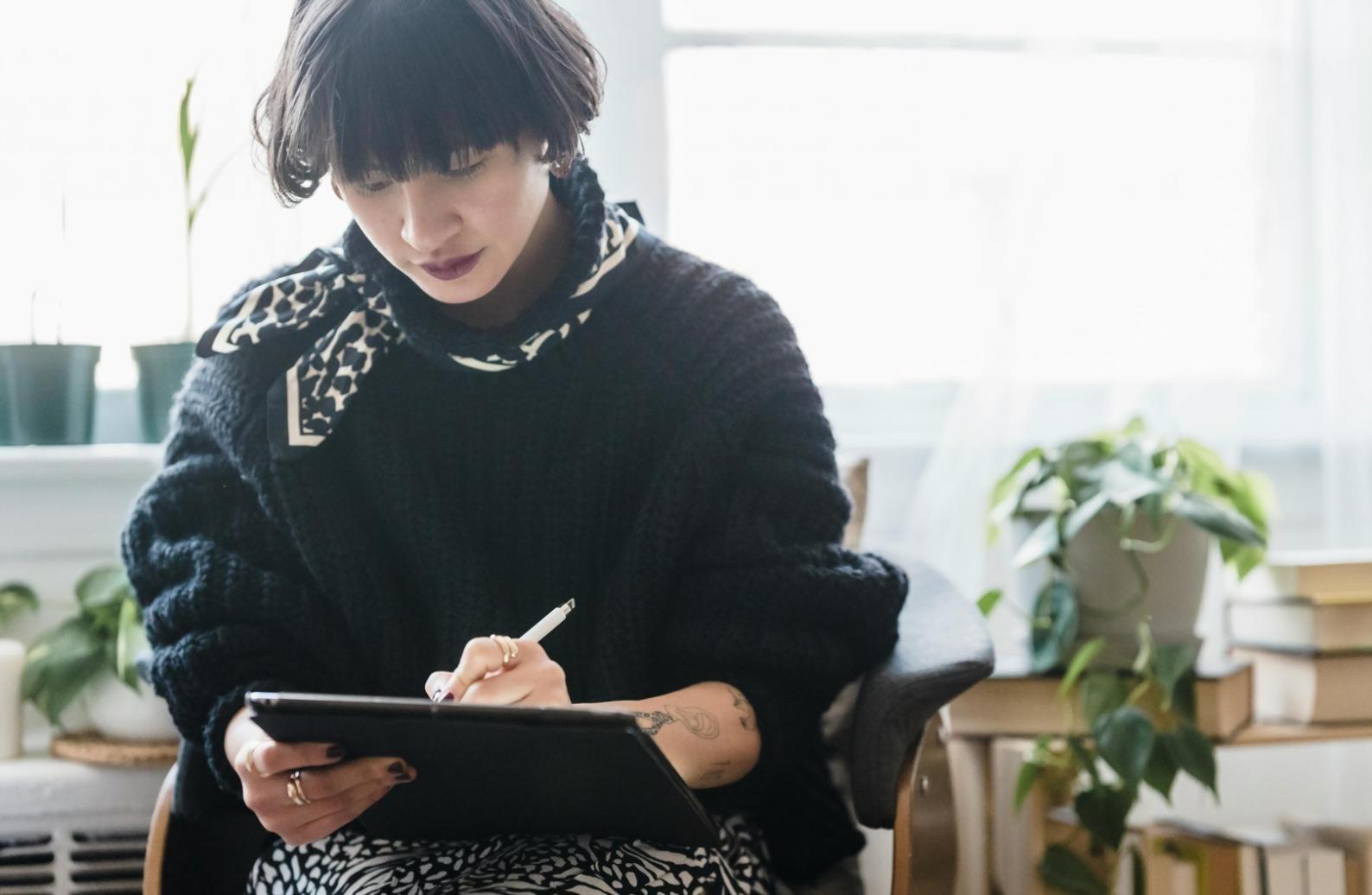 Студент малює натюрморт з живої натури в художній студії