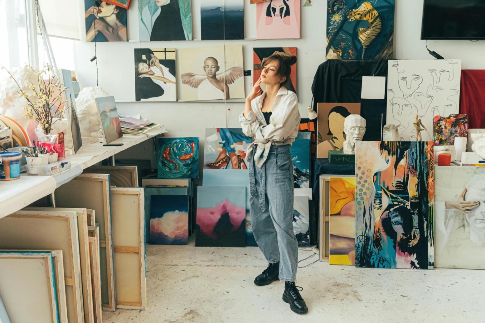 Натюрморт з фруктів і керамічного посуду на драпіруванні