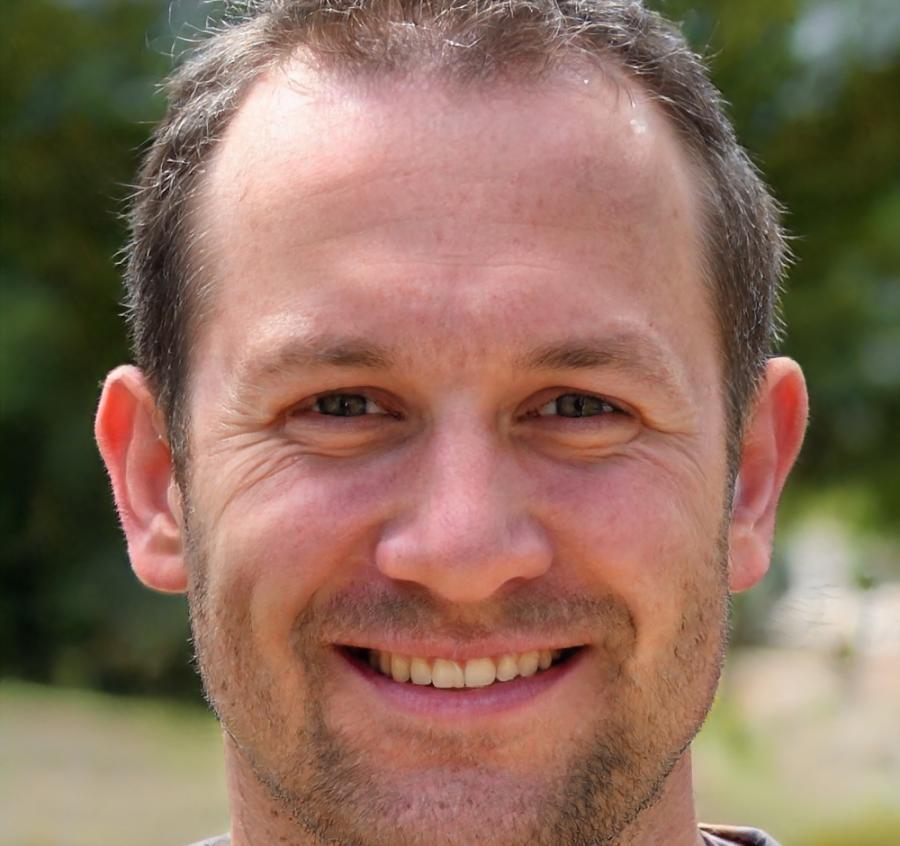 Портрет викладача Олександра Кравченка в робочому одязі художника