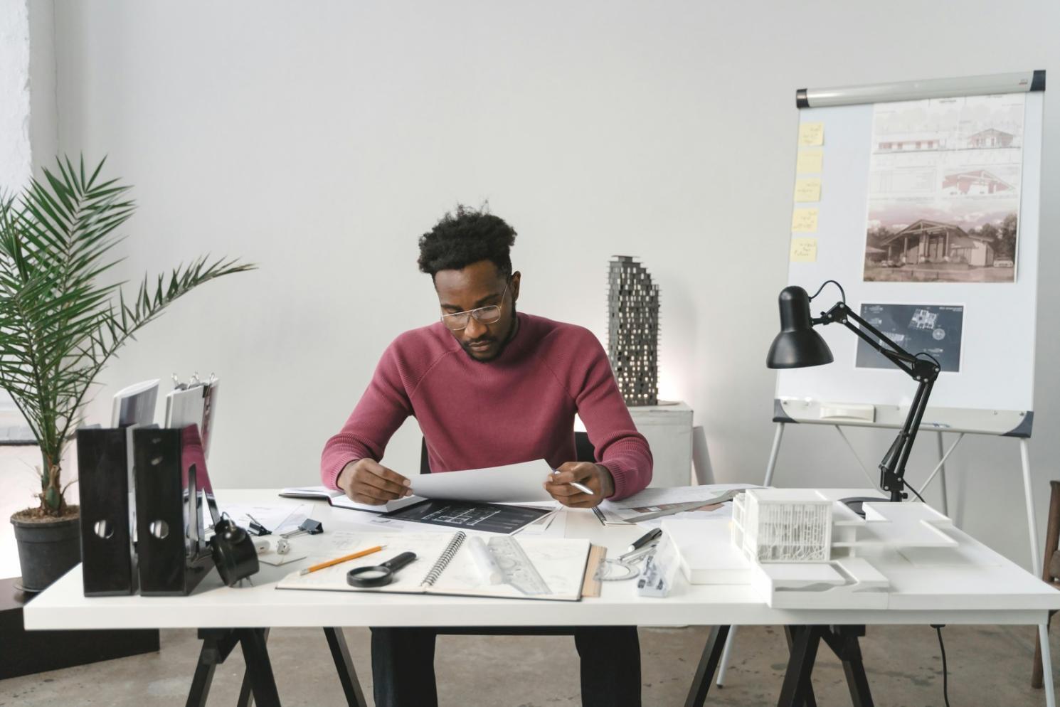 Учасники курсу працюють над етюдами з натури в просторій студії з природним освітленням